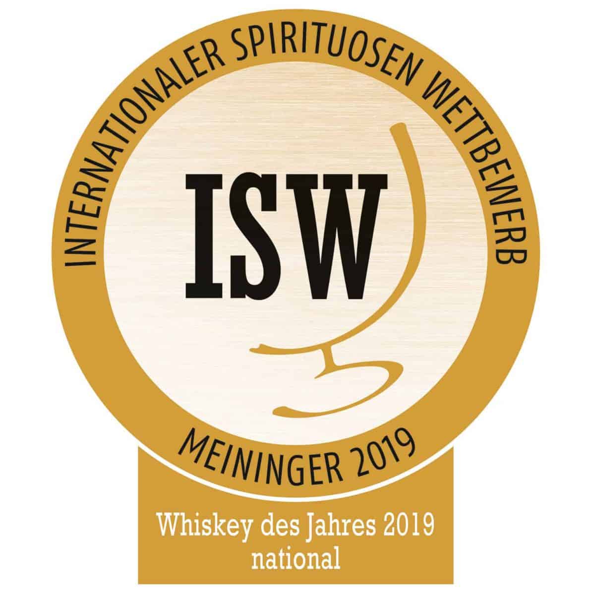 Goldene runde Plakette mit der Aufschrift Internationaler Spirituosen Wettbewerb und Meininger 2019, mit ISW in Fettdruck und Whiskey des Jahres 2019 national am unteren Rand.