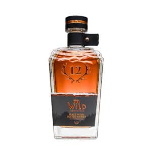 Eine Flasche Black Wood Whisky, 12 Jahre alt und getorft, mit einem klaren rechteckigen Glas, einem schwarz-goldenen Etikett und einem Holzkorken.