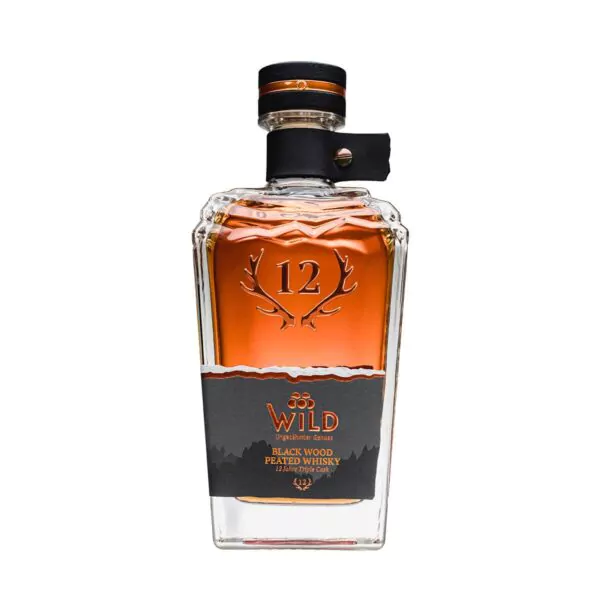 Eine Flasche Black Wood Whisky, 12 Jahre alt und getorft, mit einem klaren rechteckigen Glas, einem schwarz-goldenen Etikett und einem Holzkorken.