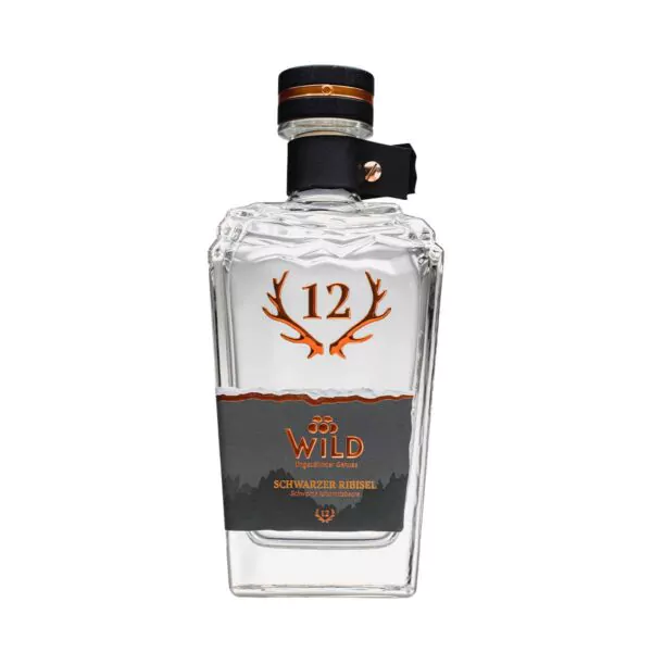 Eine Schnapsflasche aus Klarglas mit der Aufschrift Schwarzer Ribisel - Schwarze Johannisbeere, mit einem Geweihmotiv und einem schwarz-kupferfarbenen Verschluss.