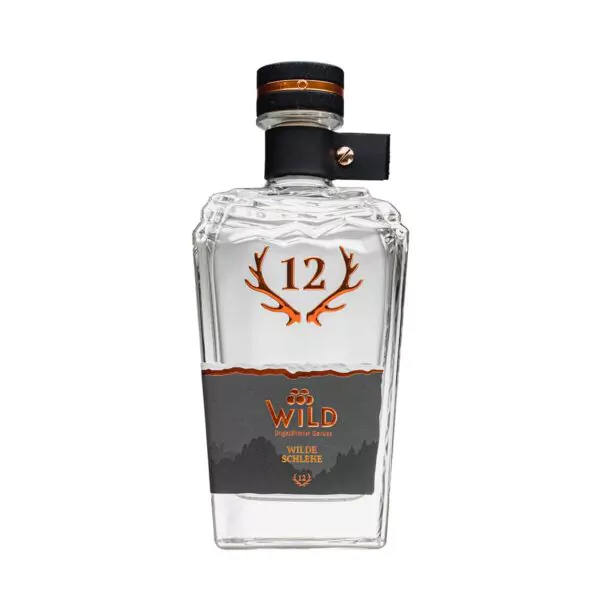 Eine Klarglasflasche mit der Aufschrift "Wilde Schlehe" mit Geweihgrafik und schwarzem und kupferfarbenem Verschluss, die Wilde-Schlehe-Spiritus enthält.