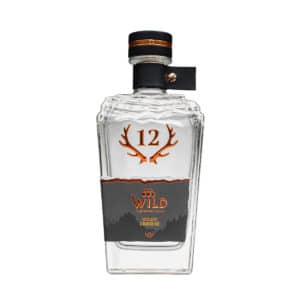 Eine Klarglasflasche Wilde Urbirne Gin mit einem schwarz-orangefarbenen Etikett, das ein Geweih und die Silhouette eines Berges zeigt.