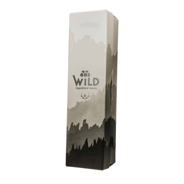 Die hohe rechteckige Schachtel mit Bergsilhouette, die die Aufschrift Geschenkverpackung 6-Ender & Wein trägt, ist mit einem kleinen Hirschsymbol im unteren Bereich versehen und unterstreicht in ihrem Design den unbändigen Genuss.
