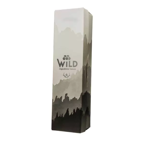 Die hohe rechteckige Schachtel mit Bergsilhouette, die die Aufschrift Geschenkverpackung 6-Ender & Wein trägt, ist mit einem kleinen Hirschsymbol im unteren Bereich versehen und unterstreicht in ihrem Design den unbändigen Genuss.