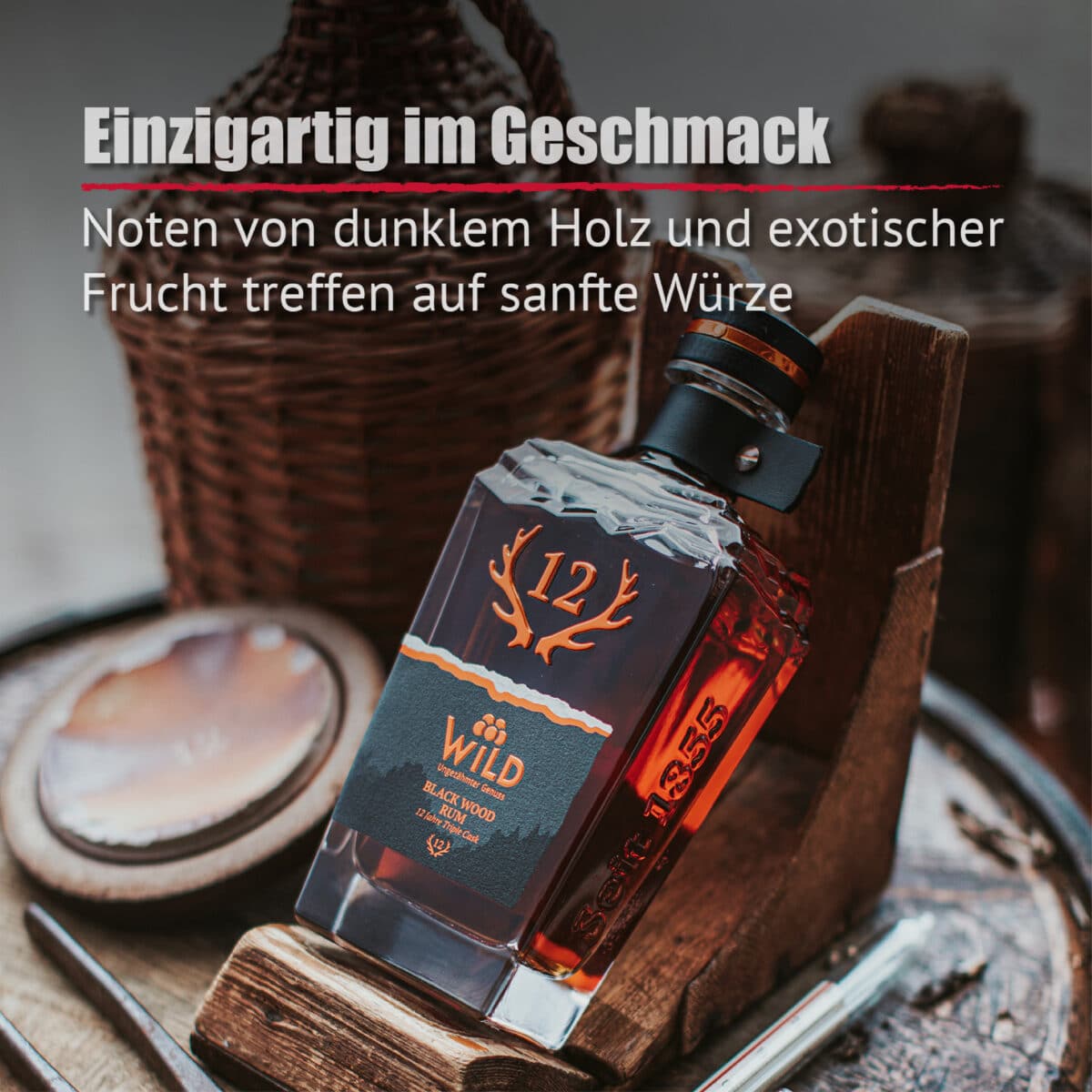 Eine Flasche Black Wood Rum steht auf einer hölzernen Fläche neben einem Korb und einem Glas, darüber ein deutscher Text, der die Geschmacksnoten beschreibt.