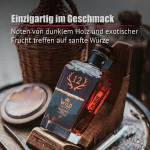 Eine Flasche Black Wood Rum steht auf einer hölzernen Fläche neben einem Korb und einem Glas, darüber ein deutscher Text, der die Geschmacksnoten beschreibt.
