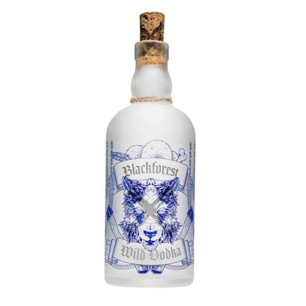 Eine Milchglasflasche Blackforest Wild Vodka mit Korkverschluss, die eine blaue Illustration eines Wolfes und einen dekorativen Text auf dem Etikett zeigt.