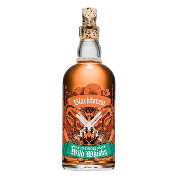 Eine Flasche Blackforest Peated Single Malt Wild Whisky mit einem Korkverschluss und einem illustrierten Tieretikett.