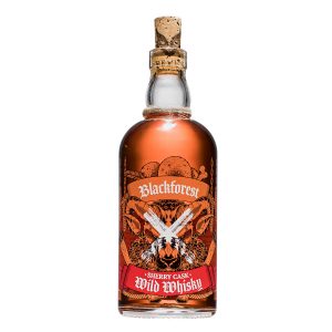 Eine Flasche Blackforest Wild Bad Whisky, Sherry Cask Edition, mit einem Korkverschluss und einem illustrierten Etikett, das ein Wildschwein und gekreuzte Gewehre zeigt.