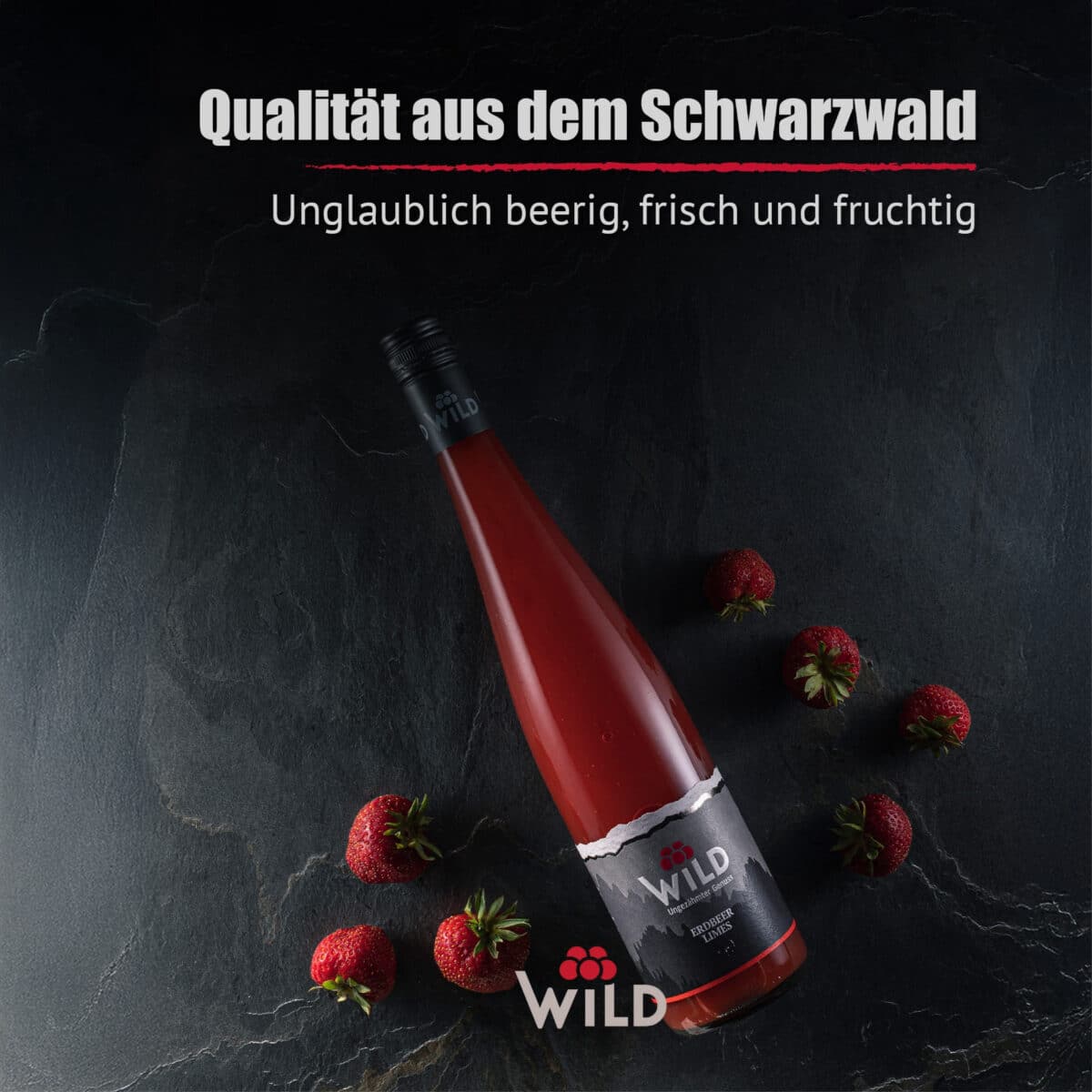 Eine Flasche Erdbeer-Limes ruht auf einer dunklen Fläche, umgeben von frischen Erdbeeren. Der Text darüber lautet: Qualität aus dem Schwarzwald und Unglaublich bierig, frisch und fruchtig.