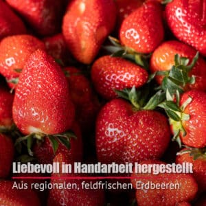 Nahaufnahme von frischen Erdbeeren mit deutschem Text überlagert: "Erdbeer-Limes - liebevoll in Handarbeit hergestellt aus regionalen, feldfrischen Erdbeeren.