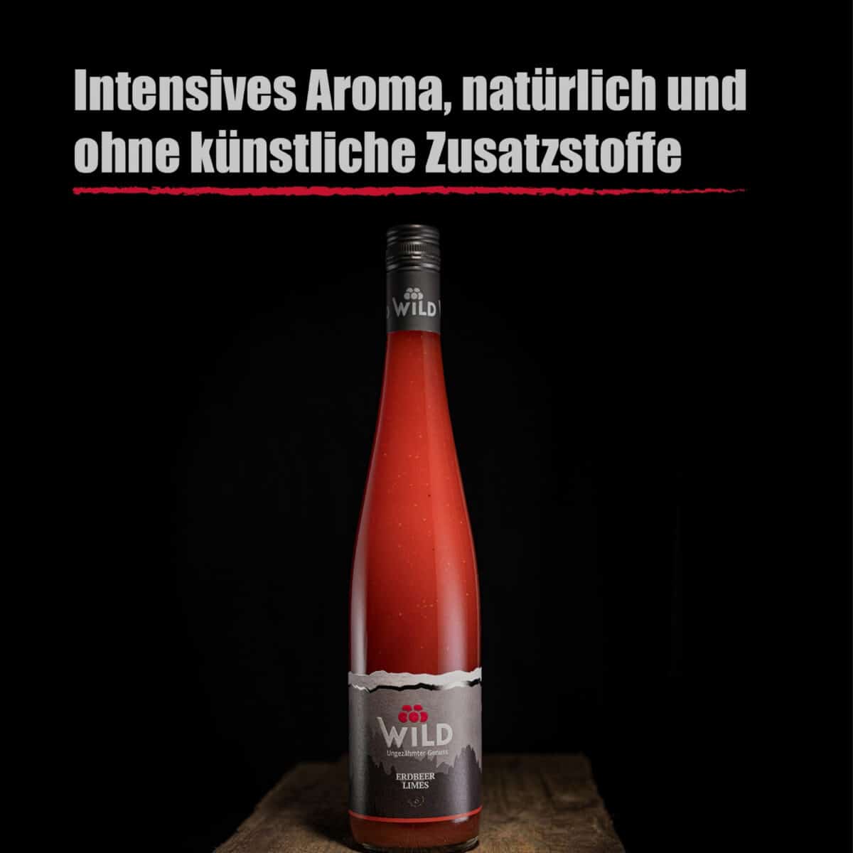 Eine Flasche Erdbeer-Limes Fruchtlikör steht auf einer hölzernen Oberfläche, über der ein deutscher Text für den natürlichen, intensiven Geschmack und den Verzicht auf künstliche Zusatzstoffe wirbt.