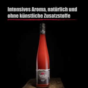 Eine Flasche Erdbeer-Limes Fruchtlikör steht auf einer hölzernen Oberfläche, über der ein deutscher Text für den natürlichen, intensiven Geschmack und den Verzicht auf künstliche Zusatzstoffe wirbt.