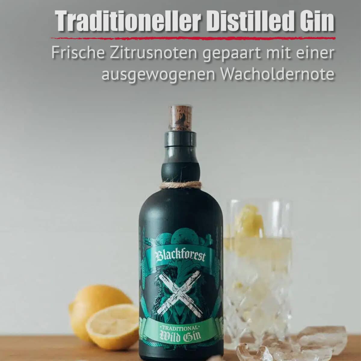 Eine Flasche Blackforest Wild Gin Traditional steht auf einem Tisch, daneben Zitronen und ein Glas Gin mit Eis und Zitronenscheiben.