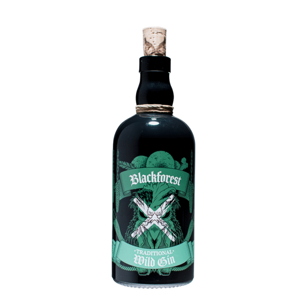 Die Flasche aus dunklem Glas mit der Aufschrift Blackforest Wild Gin Traditional ist mit grünen und weißen Grafiken versehen und mit einem Korken verschlossen.