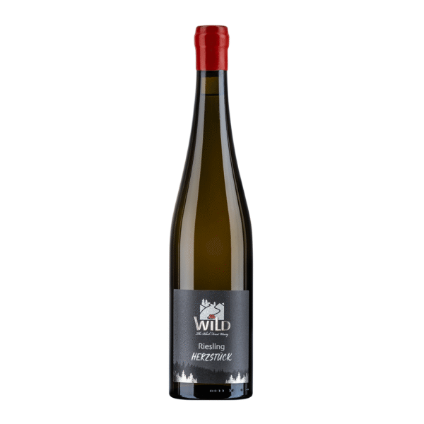 Eine hohe, klare Weinflasche mit rotem Foliendach, beschriftet mit Riesling trocken Herzstück, mit minimalistischem schwarz-weißem Design.