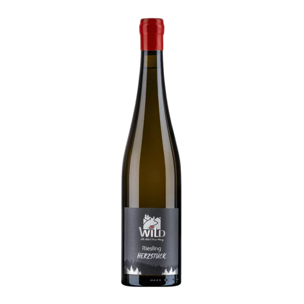 Eine hohe, klare Weinflasche mit rotem Foliendach, beschriftet mit Riesling trocken Herzstück, mit minimalistischem schwarz-weißem Design.