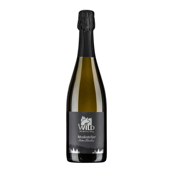Eine Flasche Muskateller Sekt extra trocken mit dunklem Etikett und Folie am Hals steht aufrecht vor einem weißen Hintergrund.