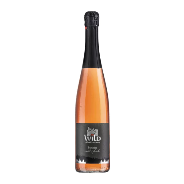 Eine Flasche Secco Rosé wild & fruchtig Sekt mit schwarzem Etikett und Folie, aufrecht vor weißem Hintergrund.