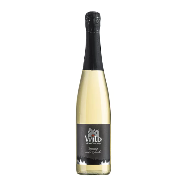 Eine Flasche Secco wild & frisch trocken Schaumwein mit schwarzem Folienverschluss und dunklem Etikett mit Hirsch-Logo.