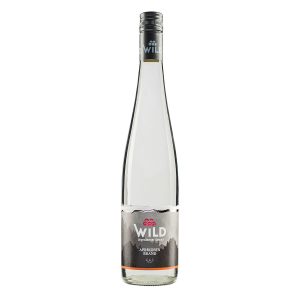 Eine Klarglasflasche mit Wildem Apfelbrand, einem deutschen Apfelbrand, mit schwarzem Verschluss und einem Etikett, das Berge und rote Beeren zeigt.