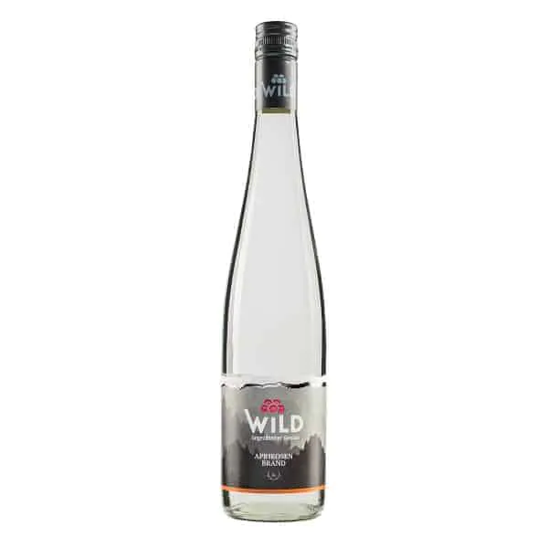 Eine Klarglasflasche mit Wildem Apfelbrand, einem deutschen Apfelbrand, mit schwarzem Verschluss und einem Etikett, das Berge und rote Beeren zeigt.