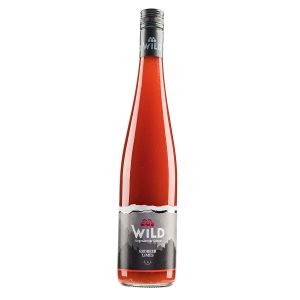 Eine hohe, klare Glasflasche des Erdbeerlikörs Wild Erdbeer Limes mit einem schwarzen Schraubverschluss und einem schwarzen Etikett mit Berggrafik.