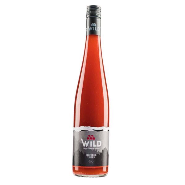 Eine hohe, klare Glasflasche des Erdbeerlikörs Wild Erdbeer Limes mit einem schwarzen Schraubverschluss und einem schwarzen Etikett mit Berggrafik.