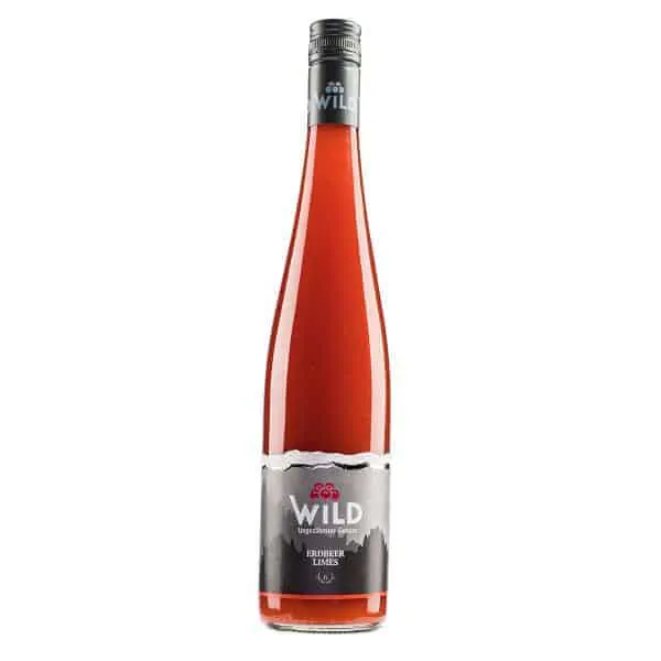 Eine hohe, klare Glasflasche des Erdbeerlikörs Wild Erdbeer Limes mit einem schwarzen Schraubverschluss und einem schwarzen Etikett mit Berggrafik.
