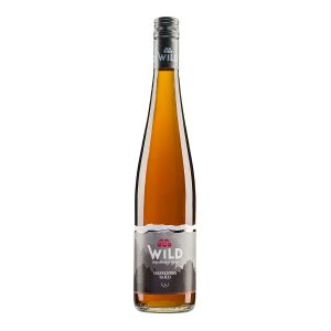 Eine hohe, durchsichtige Flasche Wild Haselnuss Gold Likör mit einem schwarzen Schraubverschluss und einem Etikett mit Bergmotiven.