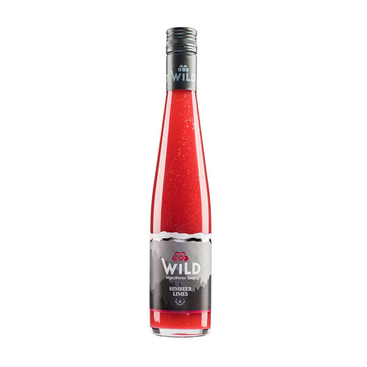 Eine hohe, klare Glasflasche mit einer schwarzen Kappe, die eine rote Flüssigkeit mit der Aufschrift Wild Himbeer Limes auf weißem Hintergrund enthält.