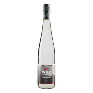 Eine Klarglasflasche mit Wildkirschwasser mit silbernem Verschluss und Etikett, die eine transparente Spirituose enthält.