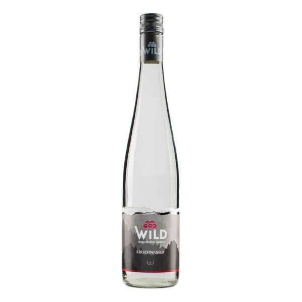 Eine Klarglasflasche mit Wildkirschwasser mit silbernem Verschluss und Etikett, die eine transparente Spirituose enthält.