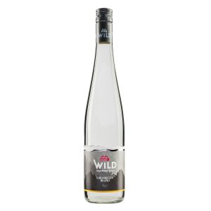 Eine Klarglasflasche von Wild Mirabellen Brand mit einem silbernen Schraubverschluss und einem grauen Etikett mit roter und weißer Schrift und einem einfachen Bergmotiv.