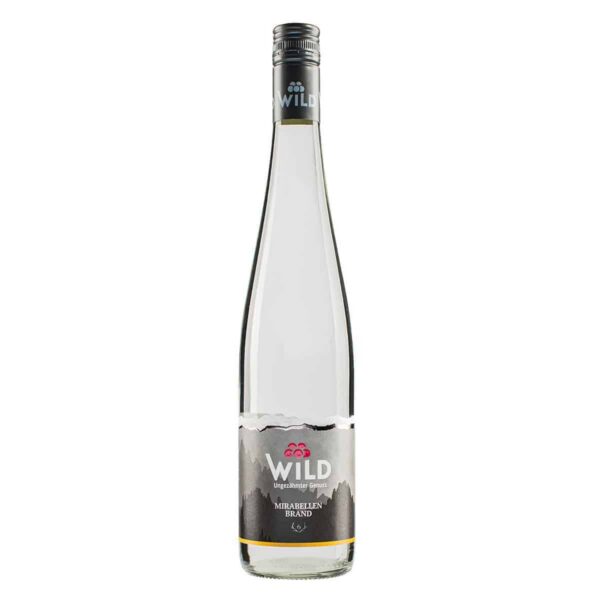 Eine Klarglasflasche von Wild Mirabellen Brand mit einem silbernen Schraubverschluss und einem grauen Etikett mit roter und weißer Schrift und einem einfachen Bergmotiv.