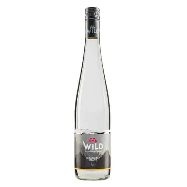 Eine Klarglasflasche von Wild Mirabellen Brand mit einem silbernen Schraubverschluss und einem grauen Etikett mit roter und weißer Schrift und einem einfachen Bergmotiv.