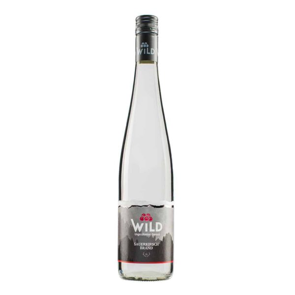 Eine Klarglasflasche der Marke Wild Sauerkirsch mit einem silbernen Schraubverschluss und einem grauen Etikett mit Kirschen und Berggrafiken.