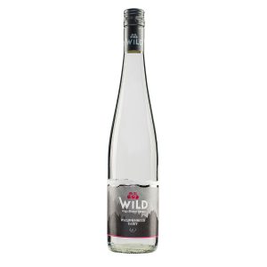 Eine Klarglasflasche mit Waldhimbeer-Likör mit schwarzem Schraubverschluss und einem Etikett mit roten Beeren und Bergmotiven.