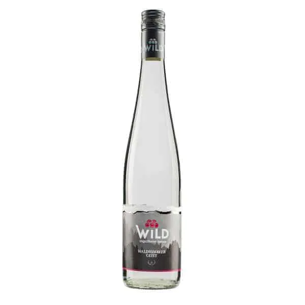 Eine Klarglasflasche mit Waldhimbeer-Likör mit schwarzem Schraubverschluss und einem Etikett mit roten Beeren und Bergmotiven.