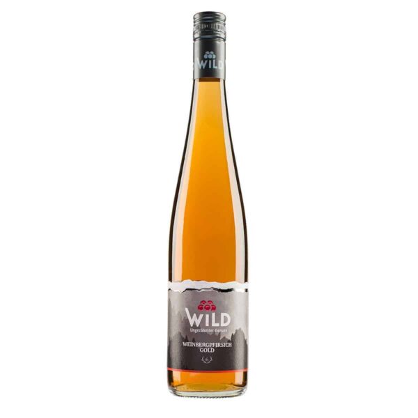 Eine Klarglasflasche von Wild Weinbergpfirsich mit orangefarbener Flüssigkeit und schwarzem Verschluss, mit einem Etikett mit Berggrafik und Text.