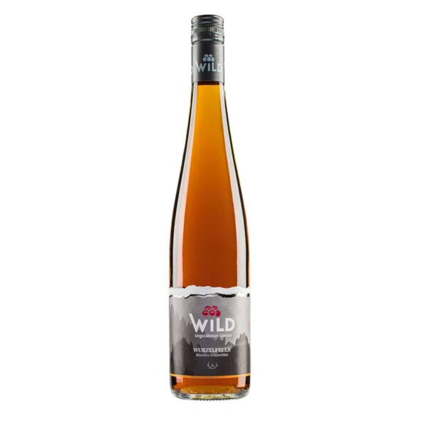 Eine hohe, klare Glasflasche mit einer orange-braunen Flüssigkeit und einem grau-weißen Etikett für den Wild Ingwerlikör.