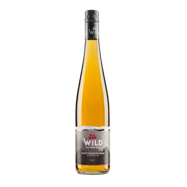 Eine hohe, bernsteinfarbene Glasflasche mit der Aufschrift "Wildes Zwetschgenwasser" und einem schwarzen Schraubverschluss, die aufrecht auf weißem Grund steht.