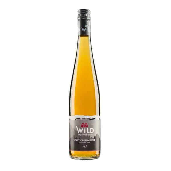 Eine hohe, bernsteinfarbene Glasflasche mit der Aufschrift "Wildes Zwetschgenwasser" und einem schwarzen Schraubverschluss, die aufrecht auf weißem Grund steht.