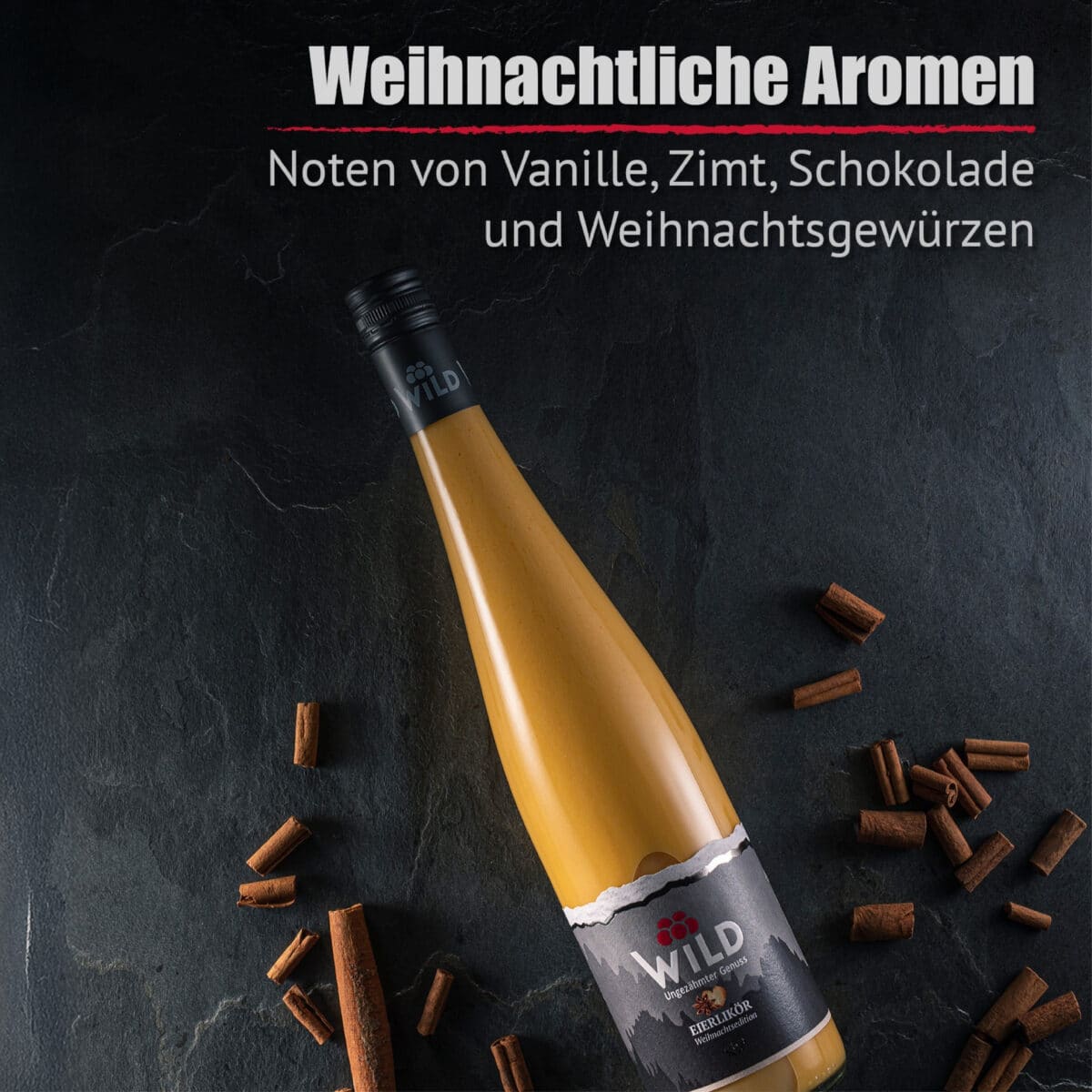 Eine Flasche Eierlikör Weihnachten ruht auf einer dunklen Fläche mit Zimtstangen drum herum. Der deutsche Text hebt die weihnachtlichen Aromen hervor, mit Noten von Vanille, Zimt, Schokolade und festlichen Gewürzen.