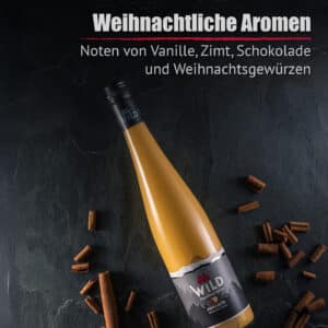 Eine Flasche Eierlikör Weihnachten ruht auf einer dunklen Fläche mit Zimtstangen drum herum. Der deutsche Text hebt die weihnachtlichen Aromen hervor, mit Noten von Vanille, Zimt, Schokolade und festlichen Gewürzen.