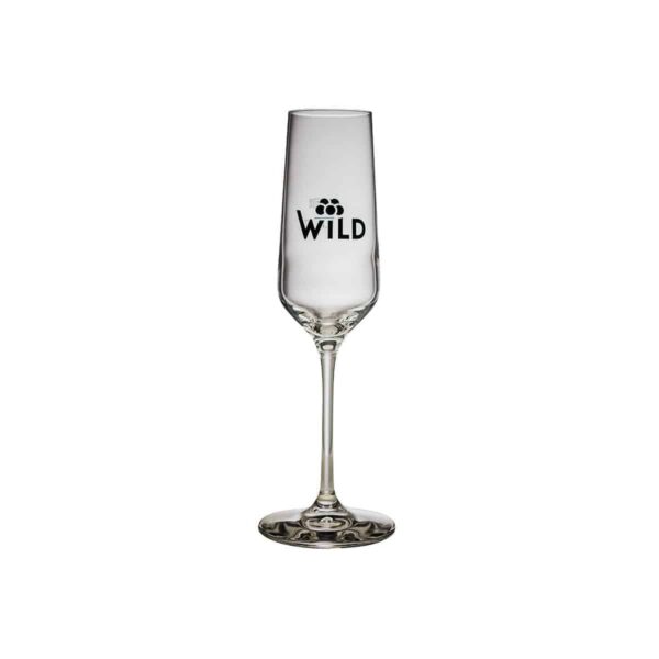 Eine klare Sektflöte mit dem Schriftzug WILD" und einem Pfotenabdruck auf der Schale vor weißem Hintergrund aus der Wild Tasting-Box Goldbrände Kollektion.