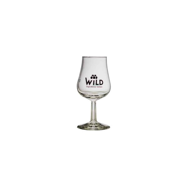 Ein Wild Tasting-Box Goldbrände Glas mit dem WILD Logo und Text auf der Schale, dargestellt vor einem schlichten weißen Hintergrund.