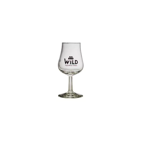 Ein Wild Tasting-Box Goldbrände Glas mit dem WILD Logo und Text auf der Schale, dargestellt vor einem schlichten weißen Hintergrund.