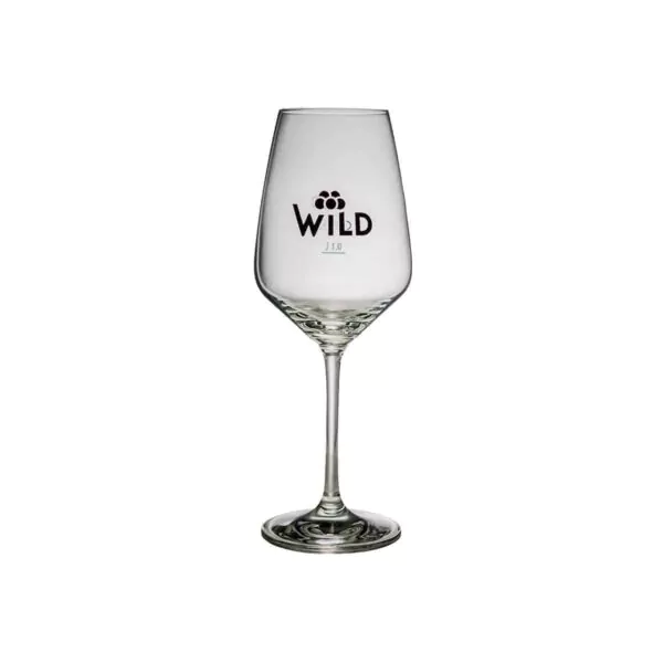 Die Wild Tasting-Box Goldbrände besteht aus einem klaren Weinglas mit dem Aufdruck "WILD" und einer Traube auf der Schale, die auf einem schlichten weißen Hintergrund abgebildet ist.