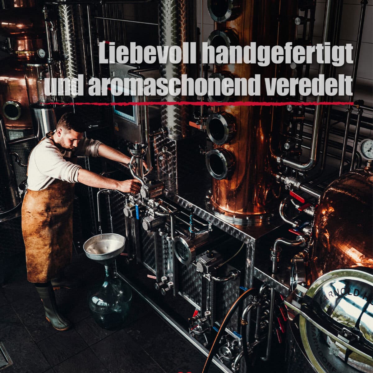 Ein Mann in Arbeitskleidung bedient eine Brennereiausrüstung, umgeben von Kupfertanks. Der deutsche Text lautet: Haselnuss-Gold - in liebevoller Handarbeit hergestellt und schonend für das Aroma veredelt.